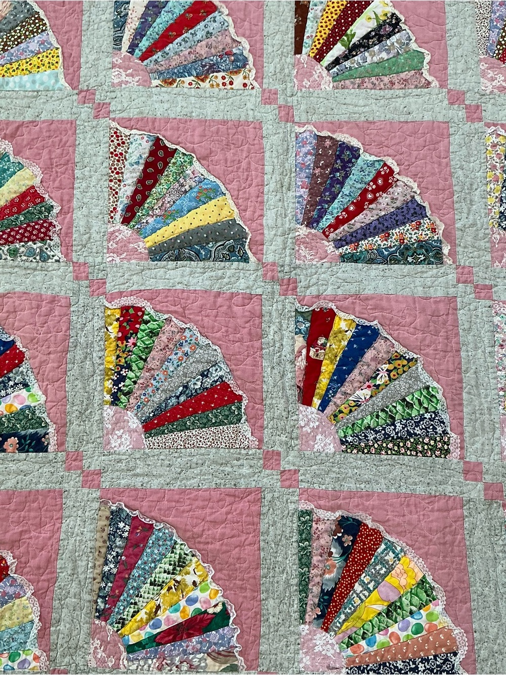 Vintage grandmothers fan quilt pink and gray w/lace detail 63 x 73 USA made - Picture 7 of 9